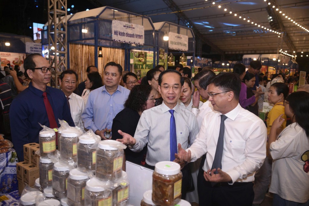 ham quan các gian hàng