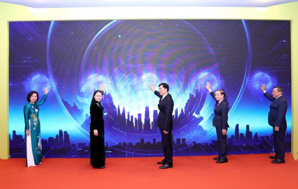 Đồng chí Nguyễn Duy Ngọc, Bí thư Thành ủy Hà Nội cùng các đồng chí lãnh đạo Trung ương và thành phố Hà Nội nhấn nút ra mắt phần mềm “Mặt trận số” trên app iHanoi.