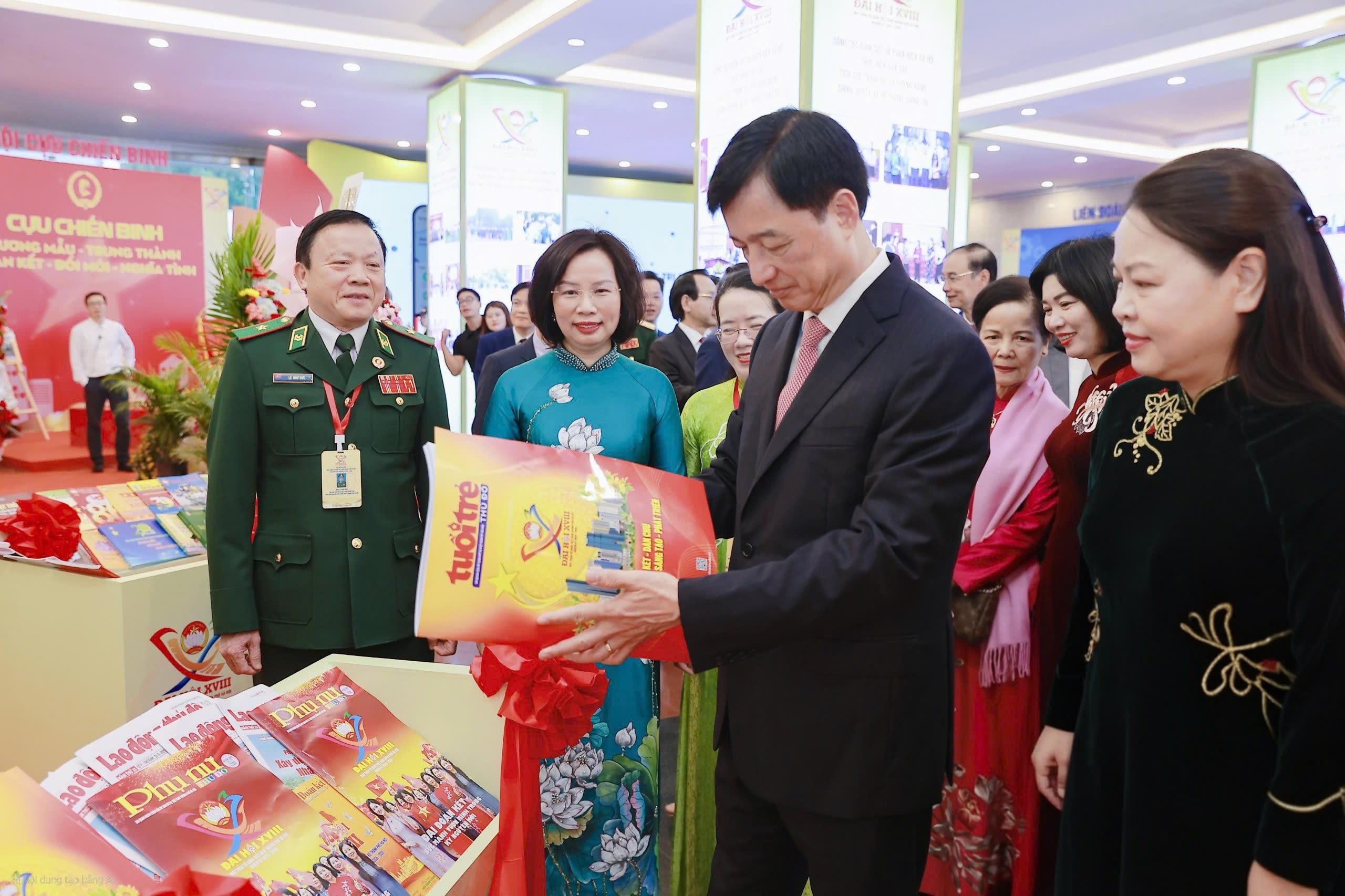 Đồng chí Nguyễn Duy Ngọc, Bí thư Thành ủy Hà Nội cùng  các đồng chí lãnh đạo tham quan Triển lãm ảnh, không gian “Đoàn kết sáng tạo”.
