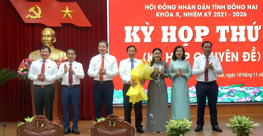 Các đồng chí lãnh đạo tỉnh Đồng Nai tặng hoa chúc mừng đồng chí Nguyễn Văn Út