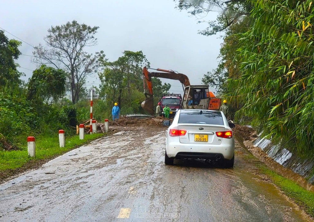 Quảng Ngãi khẩn trương khắc phục các tuyến đường bị sạt lở