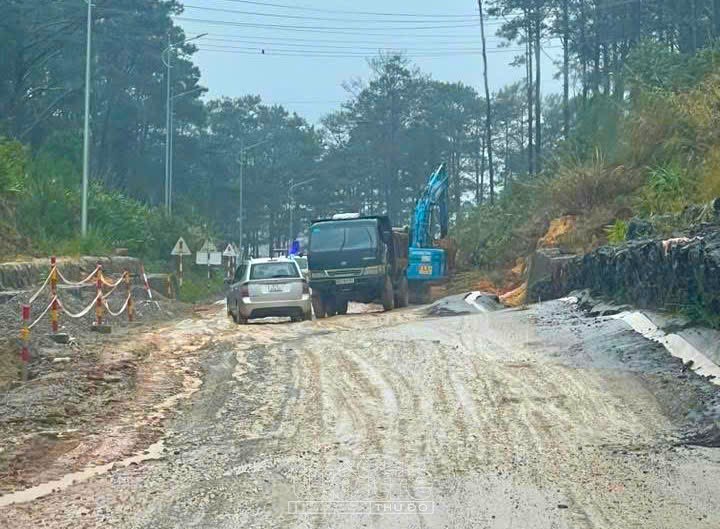 Quảng Ngãi: Sạt lở trên Quốc lộ 24, giao thông bị chia cắt