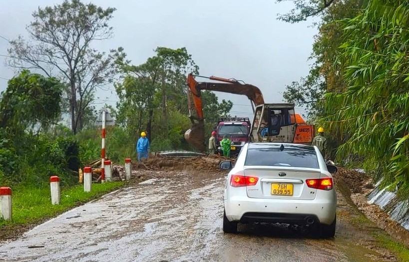 Quảng Ngãi khẩn trương khắc phục các tuyến đường bị sạt lở