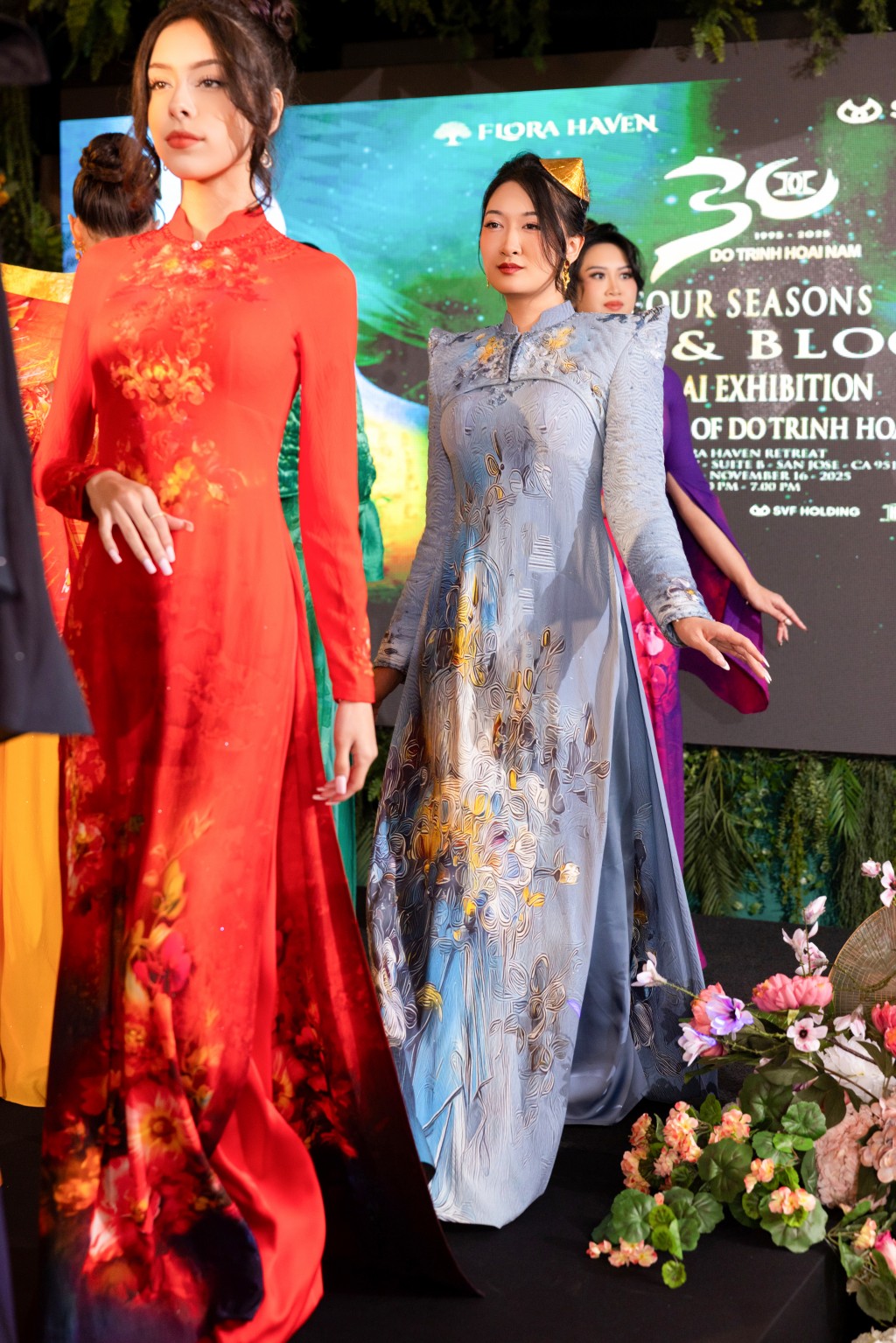 Dàn người mẫu đến từ Mỹ và châu Âu trình diễn áo dài “Tứ Bình Hoa Lụa”, giúp hình ảnh áo dài Việt Nam hiện diện nổi bật trên sân khấu thời trang quốc tế Dàn người mẫu đến từ Mỹ và châu Âu trình diễn áo dài “Tứ Bình Hoa Lụa”, giúp hình ảnh áo dài Việt Nam hiện diện nổi bật trên sân khấu thời trang quốc tế