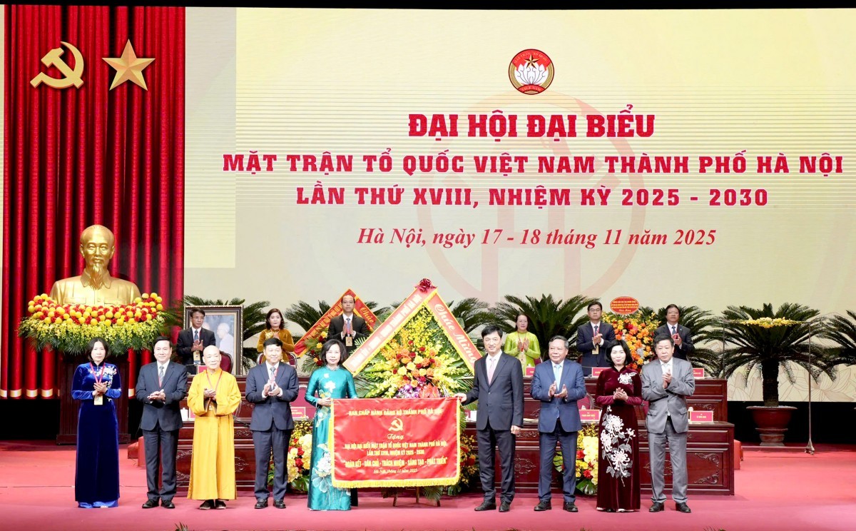 Ủy viên Bộ Chính trị, Bí thư Thành ủy Hà Nội Nguyễn Duy Ngọc và các đồng chí lãnh đạo Thành phố tặng bức trướng chúc mừng Đại hội.