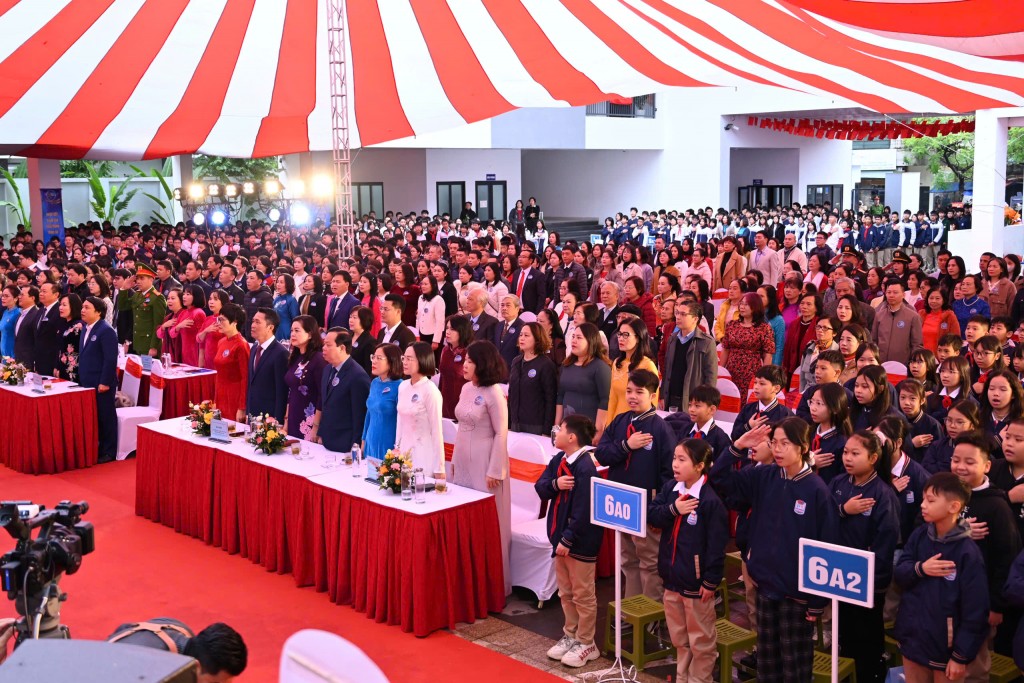 Toàn cảnh Lễ kỷ niệm 50 năm thành lập Trường THCS Khương Thượng diễn ra trong không khí trang trọng và xúc động, với sự tham dự của các thế hệ thầy cô giáo, học sinh, cựu học sinh và đại biểu từ nhiều cơ quan, đơn vị.