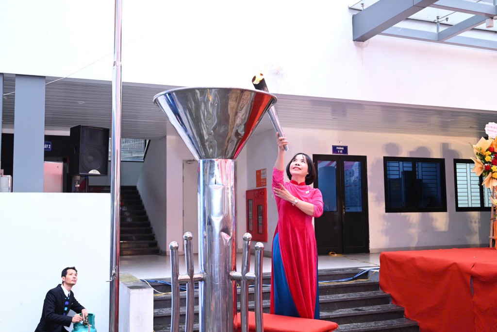 Nhà giáo Bùi Thị Hồng Thủy – Bí thư Chi bộ, Hiệu trưởng Trường THCS Khương Thượng thực hiện nghi thức thắp sáng đuốc truyền thống, biểu tượng cho ý chí, khát vọng và sự tiếp nối của các thế hệ thầy và trò.