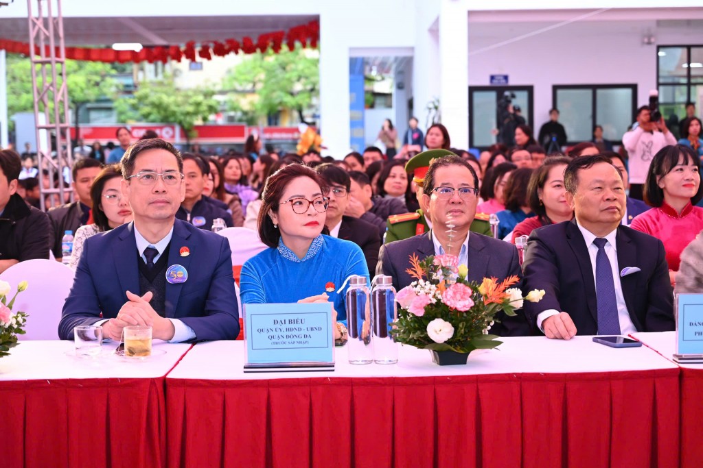 Các đại biểu đại diện quận Đống Đa, Sở Giáo dục và Đào tạo Hà Nội, phường Kim Liên và các đơn vị bạn dự Lễ kỷ niệm 50 năm thành lập Trường THCS Khương Thượng.