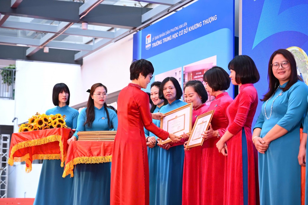 UBND phường Kim Liên trao tặng danh hiệu “Chiến sĩ thi đua cơ sở” cho các giáo viên Trường THCS Khương Thượng có thành tích xuất sắc trong năm học, ghi nhận sự nỗ lực và cống hiến của đội ngũ nhà giáo trong phong trào thi đua của nhà trường.