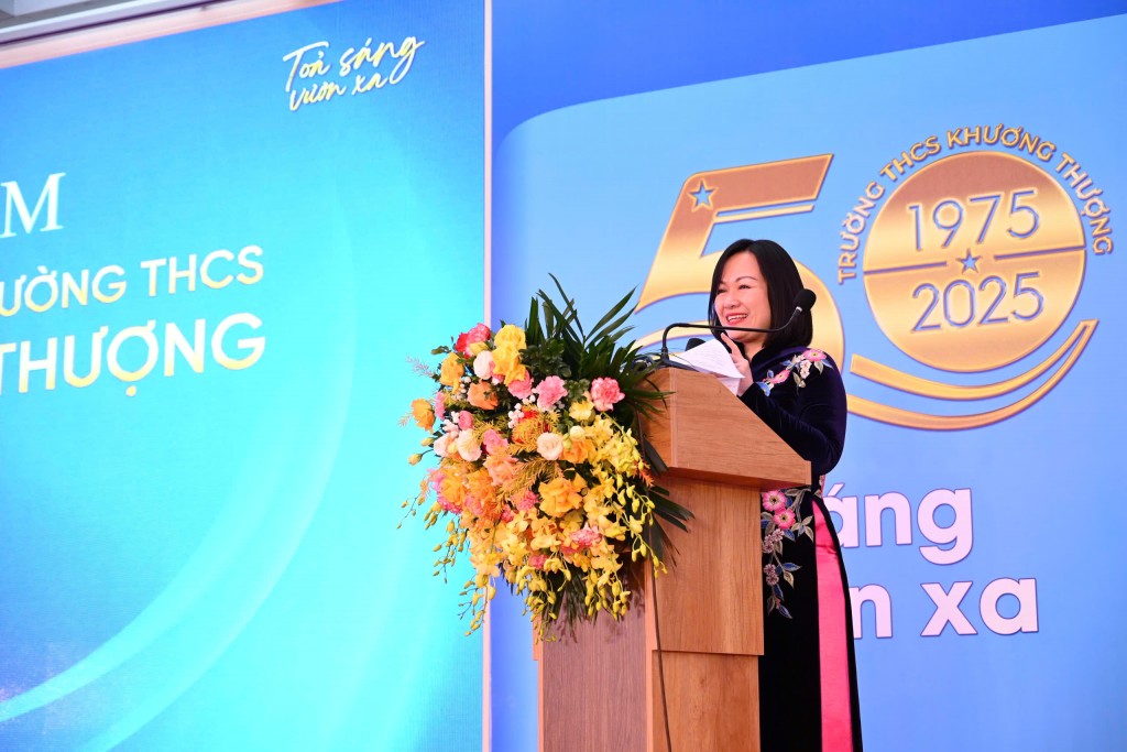 Đồng chí Lê Thị Kim Huệ – Phó Bí thư Đảng ủy, Chủ tịch UBND phường Kim Liên phát biểu tại Lễ kỷ niệm 50 năm thành lập Trường THCS Khương Thượng.