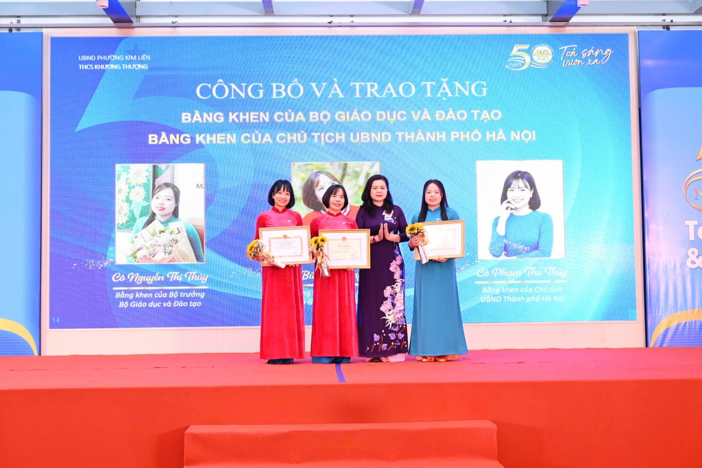 Bà Trần Lưu Hoa - Phó Giám đốc Sở giáo dục và Đào tạo HN trao Bằng khen cho các cá nhân xuất sắc