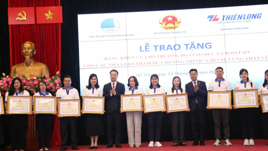 Cô giáo Nguyễn Thị Mến (thứ hai từ trái sang) đón nhận Bằng khen của Bộ trưởng Bộ Giáo dục và Đào tạo