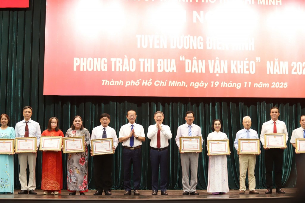 Ông Dương Anh Đức - Trưởng ban Tuyên giáo và Dân vận Thành uỷ TPHCM và ông Trần Văn Tuấn - Phó chủ tịch HĐND TPHCM trao bằng khen cho các cá nhân đạt thành tích nổi bật trong phong trào Dân vận khéo Ông Dương Anh Đức - Trưởng ban Tuyên giáo và Dân vận Thành uỷ TPHCM và ông Trần Văn Tuấn - Phó chủ tịch HĐND TPHCM trao bằng khen cho các cá nhân đạt thành tích nổi bật trong phong trào Dân vận khéo