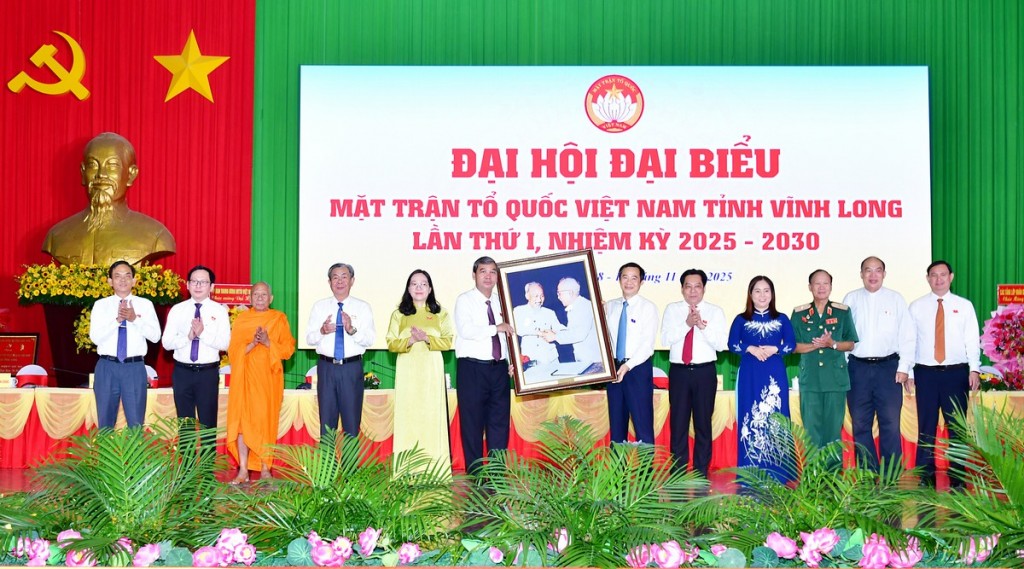 Đồng chí Nguyễn Thái Học- Phó Bí thư Đảng ủy MTTQ, các đoàn thể Trung ương tặng quà Đại hội