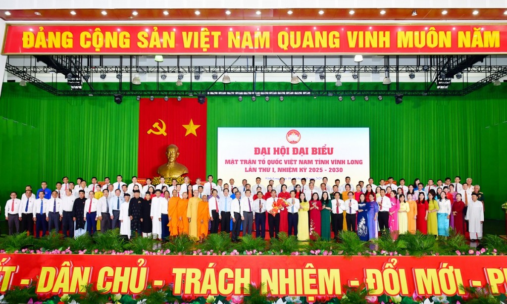 Lãnh đạo Trung ương và lãnh đạo tỉnh tặng hoa chúc mừng 107 Ủy viên Ủy ban MTTQ Việt Nam tỉnh Vĩnh Long lần thứ I, nhiệm kỳ 2025 - 2030