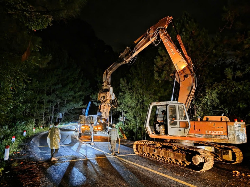 Các lực lượng chức năng đang gia cố điểm sạt lở trên đèo Mimosa (Ảnh: Hoàng Sa)