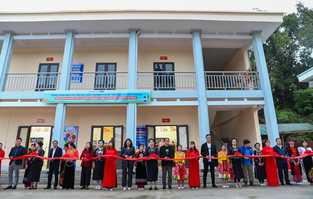 1-Các đại biểu cắt băng khánh thành khu nhà bán trú