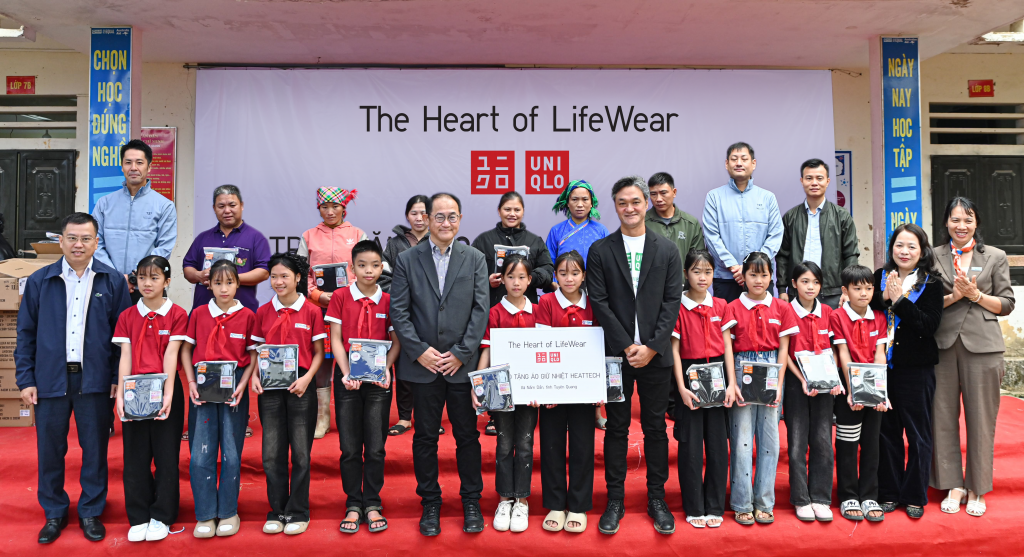 Ông Yukihiro Nitta, Tổng Giám đốc phụ trách Phát triển Bền vững Tập đoàn Fast Retailing và ông Akiyama Naoki, Tổng Giám đốc UNIQLO Việt Nam trao tặng áo giữ nhiệt HEATTECH cho các em học sinh và người dân tỉnh Tuyên Quang