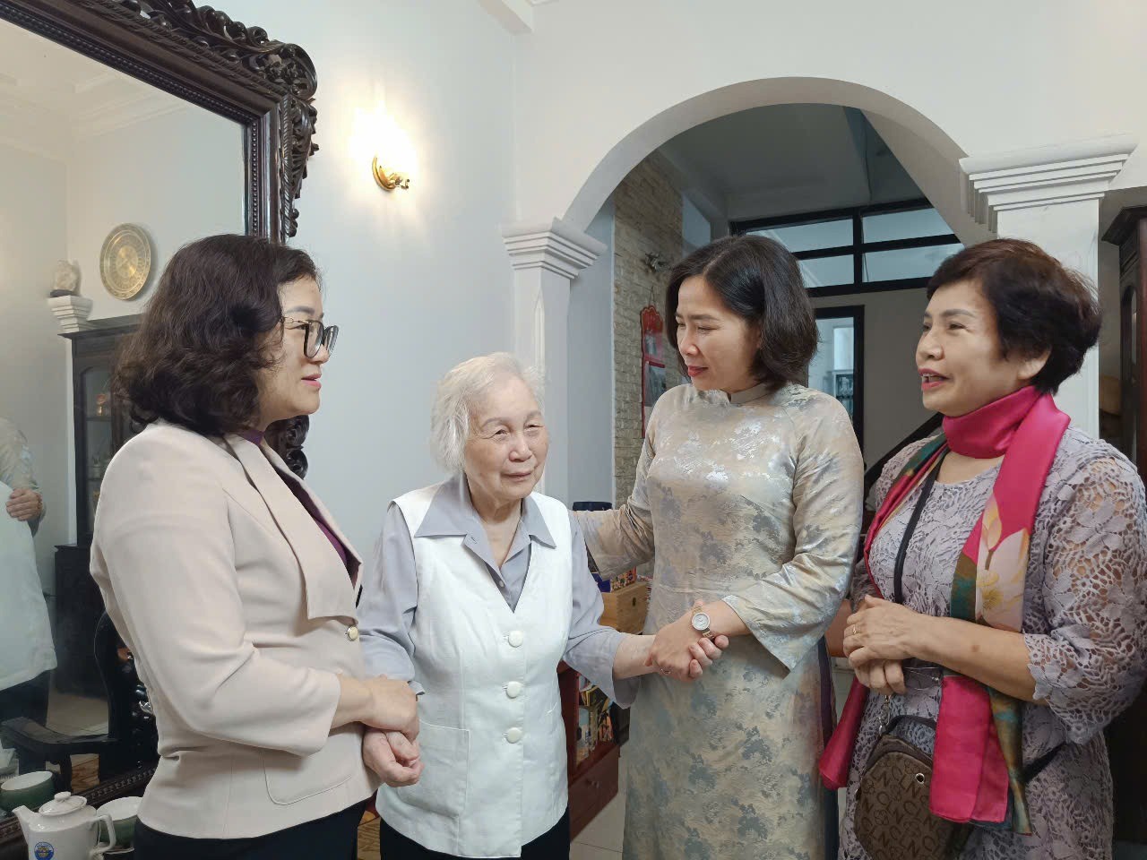 Hội LHPN Hà Nội thăm, tặng quà tri ân những tấm gương phụ nữ tiêu biểu trong phong trào Ba đảm đang