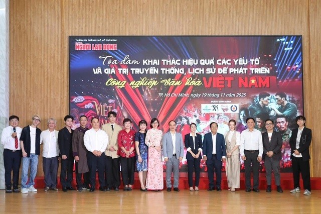 Các đại biểu, khách mời chụp ảnh lưu niệm