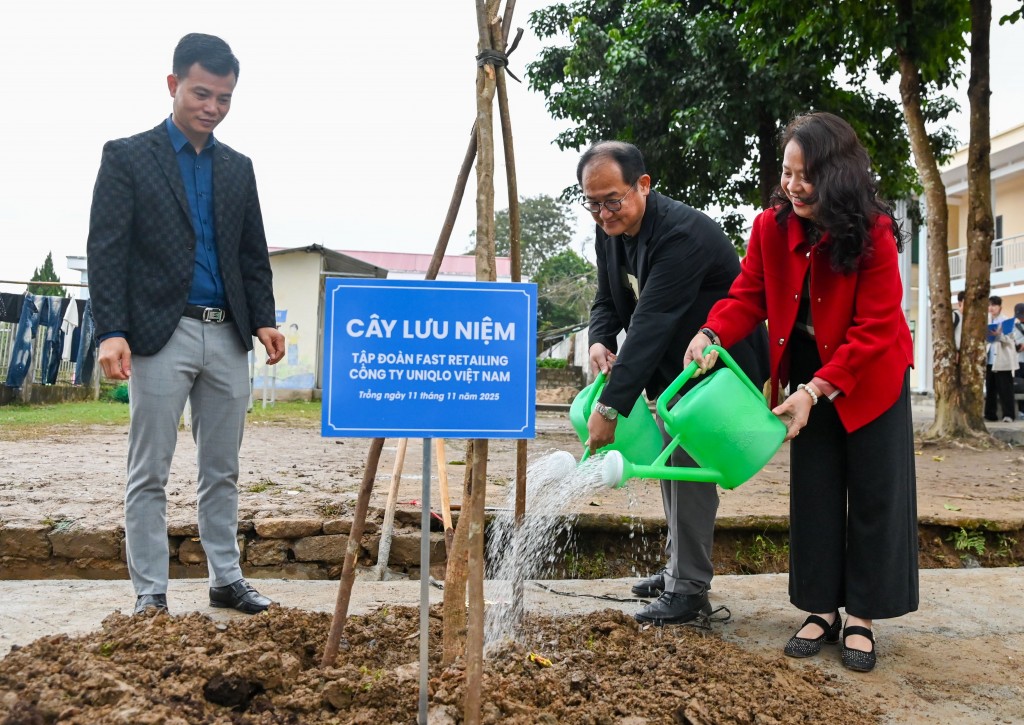 Các đại biểu trồng cây lưu niệm nhân lễ khánh thành khu nhà bán trú mới tại trường Tả Nhìu-2