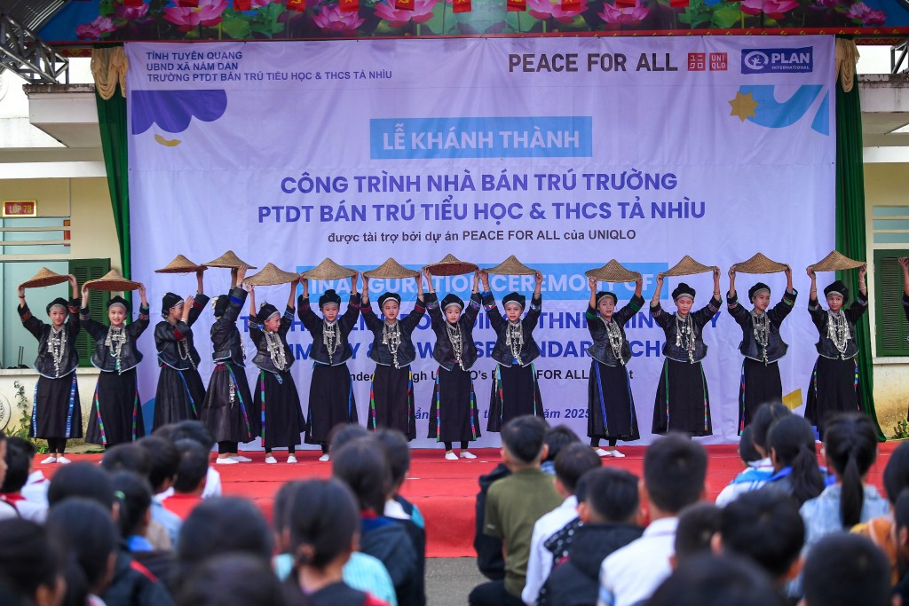 Các em học sinh trường PTDT Bán trú Tiểu học &amp; THCS Tả Nhìu biểu diễn trong chương trình