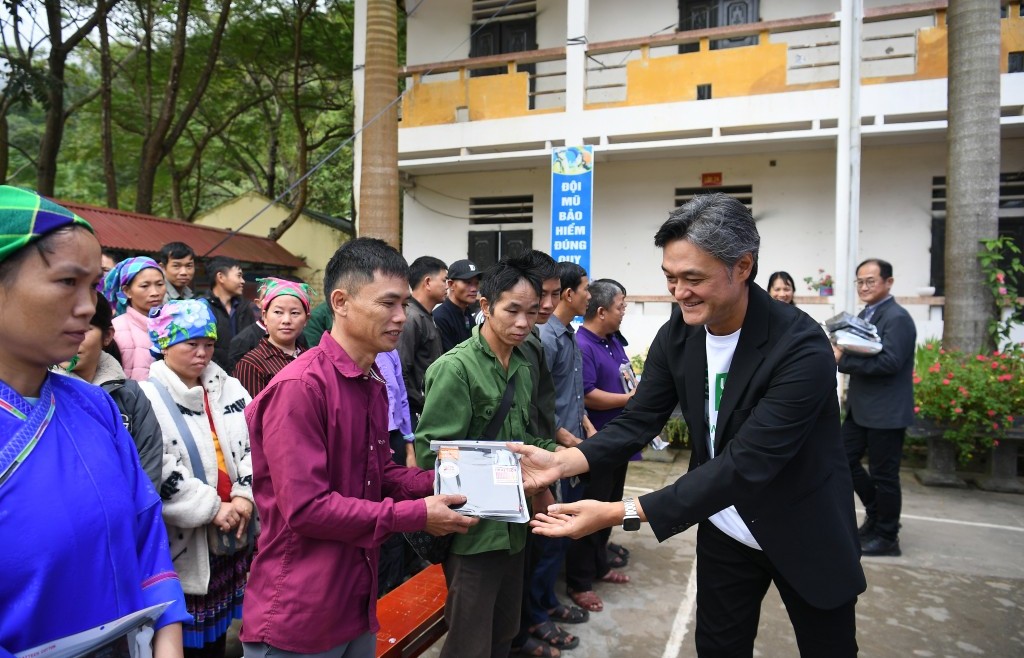 UNIQLO Việt Nam tiếp tục trao tặng 10.000 trang phục giữ nhiệt HEATTECH