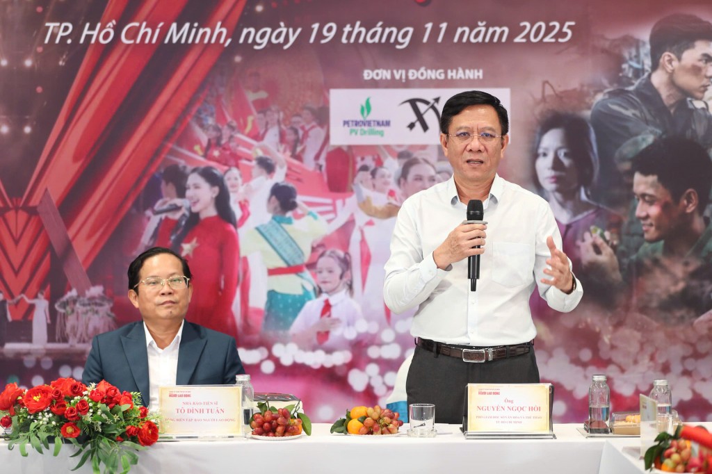 Ông Nguyễn Ngọc Hồi - Phó Giám đốc Sở Văn hóa và Thể thao TP Hồ Chí Minh trao đổi tại tọa đàm