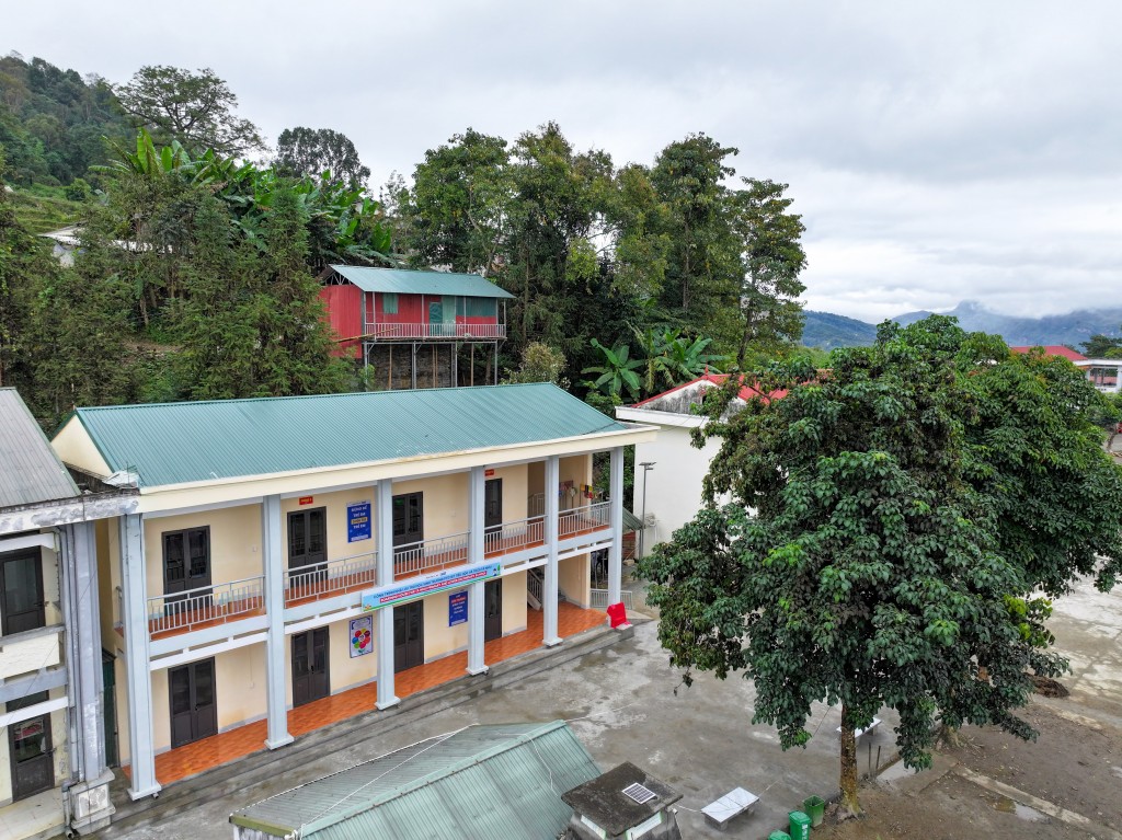 Khu bán trú mới khang trang tại Trường Phổ thông Dân tộc Bán trú Tiểu học và Trung học Cơ sở Tả Nhìu, xã Nấm Dẩn, tỉnh Tuyên Quang do quỹ PEACE FOR ALL của UNIQLO tài trợ xây dựng