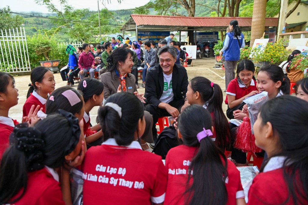 Ông Akiyama Naoki Tổng Giám đốc UNIQLO Việt Nam và bà Lê Quỳnh Lan Giám đốc quốc gia Plan International Việt Nam trò chuyện với các em học sinh tại Tuyên Quang