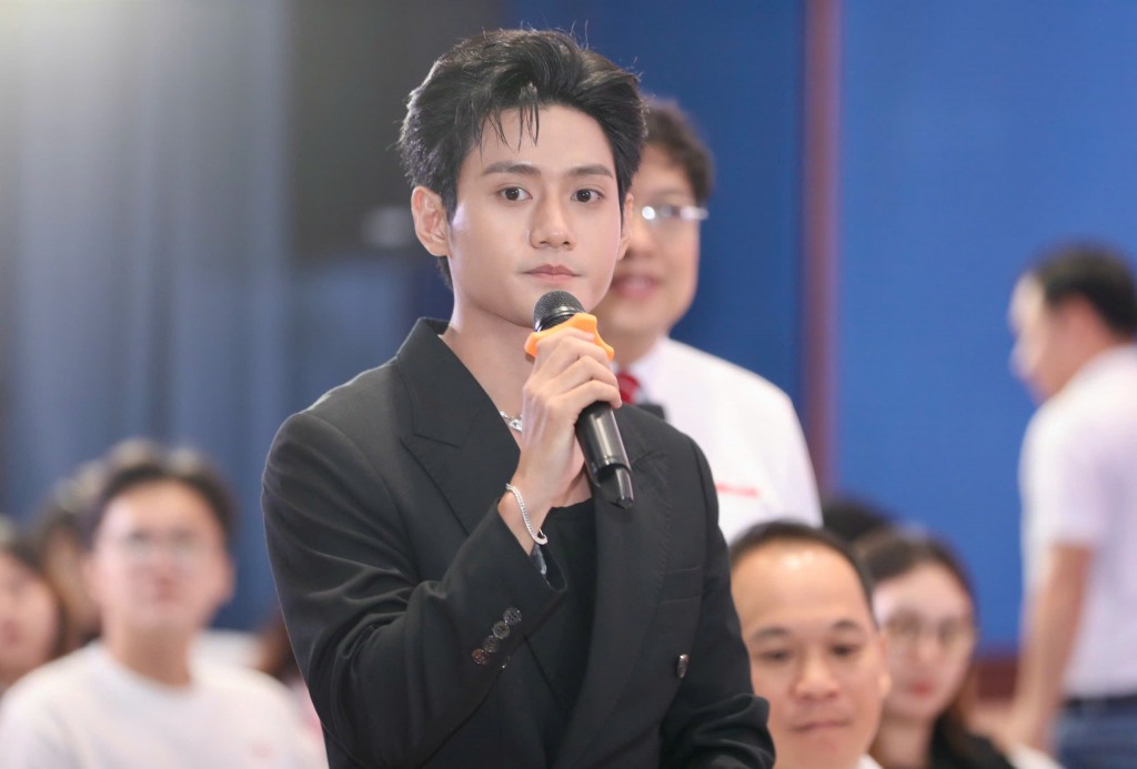 diễn viên Đình Khang 