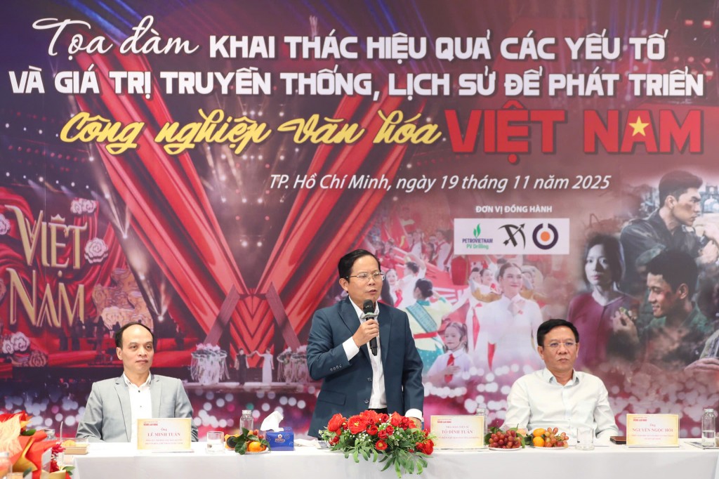 Nhà báo - TS Tô Đình Tuân, Tổng Biên tập Báo Người Lao Động phát biểu tại tọa đàm