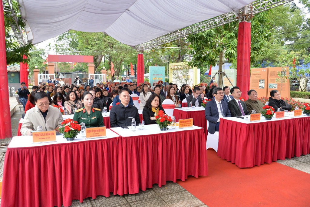 Các đại biểu dự lễ khai mạc