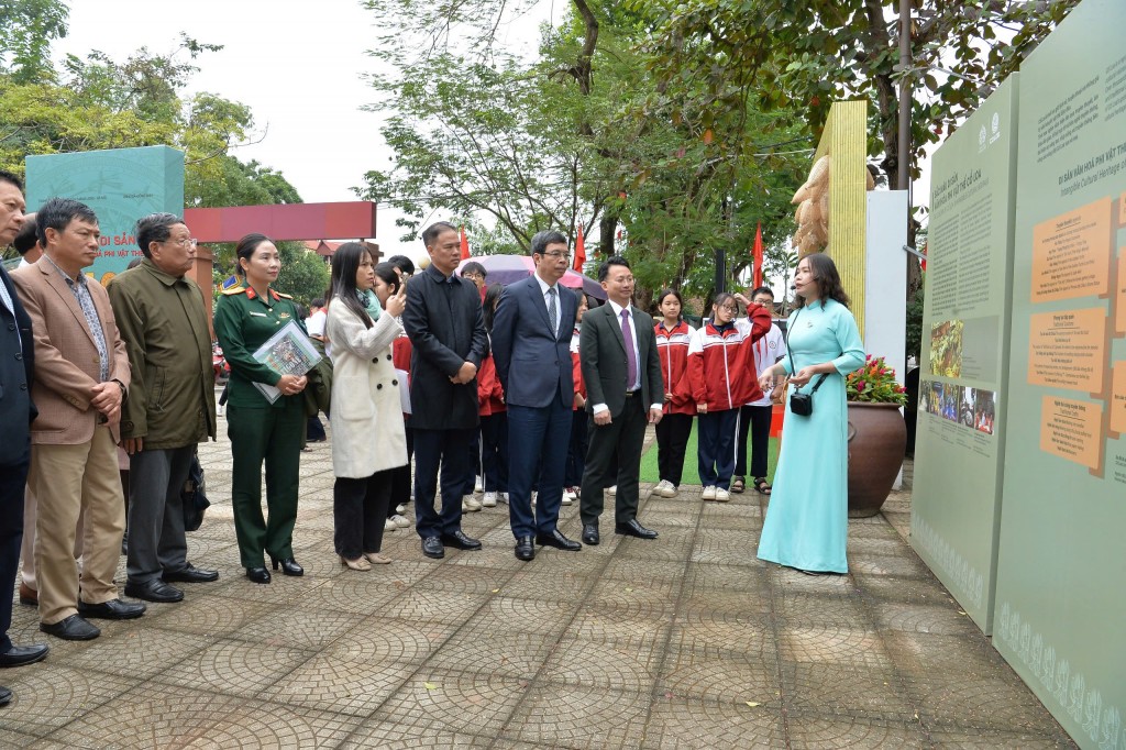 Đại biểu tham quan trưng bày
