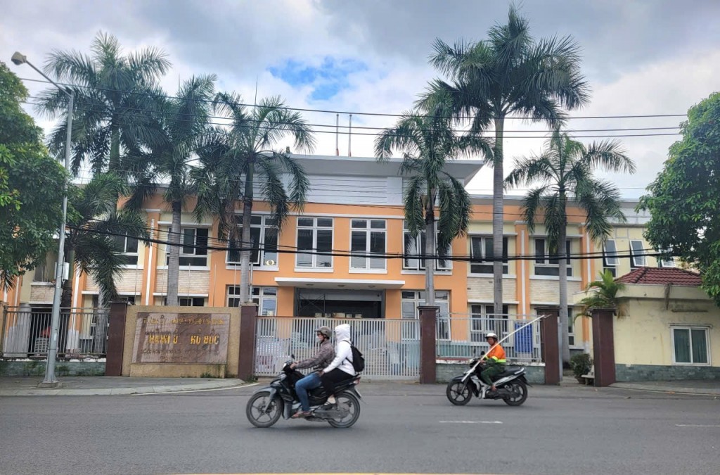 Trụ sở Thành ủy TP Thủ Đức (cũ) trên địa bàn phường Thủ Đức bỏ trống nhiều tháng qua, hiện nay đang được sửa chữa lại (ảnh: Quang Phương) Trụ sở Thành ủy TP Thủ Đức (cũ) trên địa bàn phường Thủ Đức bỏ trống nhiều tháng qua, hiện nay đang được sửa chữa lại (ảnh: Quang Phương)