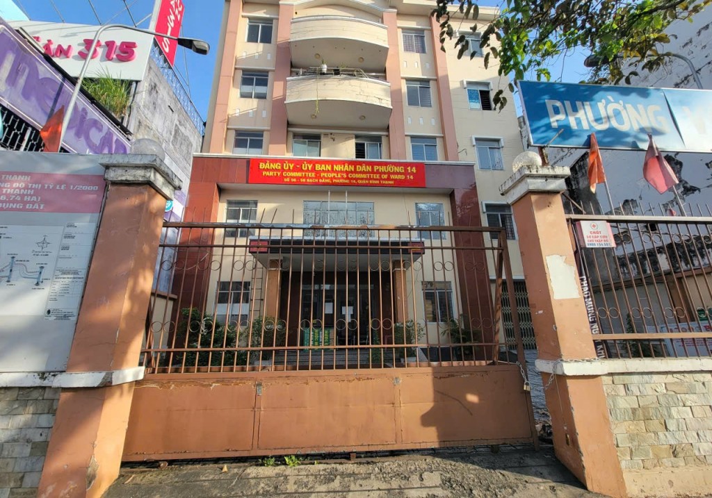Trụ sở UBND Phường 14, quận Bình Thạnh (cũ) sau sáp nhập cũng bỏ trống cho đến nay (ảnh: Quang Phương) Trụ sở UBND Phường 14, quận Bình Thạnh (cũ) sau sáp nhập cũng bỏ trống cho đến nay (ảnh: Quang Phương)