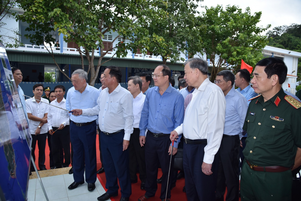 Phó bí thư Thường trực Tỉnh uỷ Huỳnh Quốc Việt thông tin về tiến độ các dự án trọng điểm và kiến nghị đầu tư kè biển nhằm bảo vệ Cà Mau trước tình trạng sạt lở.