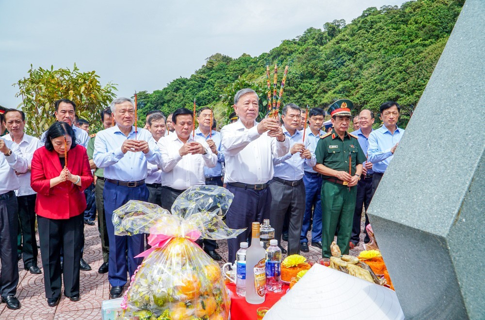 Tổng Bí thư Tô Lâm và đoàn công tác dâng hương tưởng niệm các bậc tiền bối cách mạng và trồng cây lưu niệm tại khu vực Bia tưởng niệm các anh hùng liệt sĩ Khởi nghĩa Hòn Khoai.