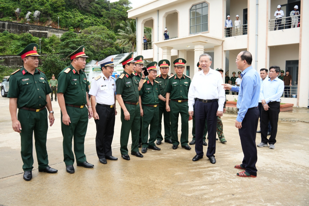 Tổng Bí thư Tô Lâm cùng đoàn công tác Trung ương đến thăm, làm việc với các đơn vị Quân đội đóng quân trên đảo Hòn Khoai và Đảng bộ, chính quyền tỉnh Cà Mau. 