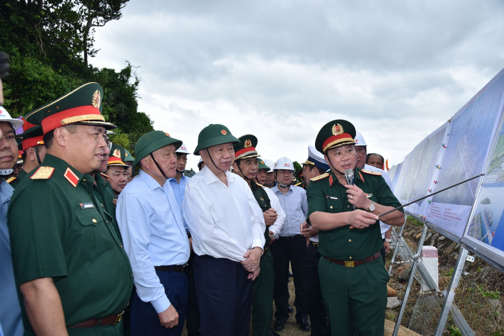 Đại diện Binh đoàn 12 báo cáo tiến độ thi công tuyến giao thông vượt biển nối đất liền với Hòn Khoai trước Tổng bí thư Tô Lâm và đoàn công tác.