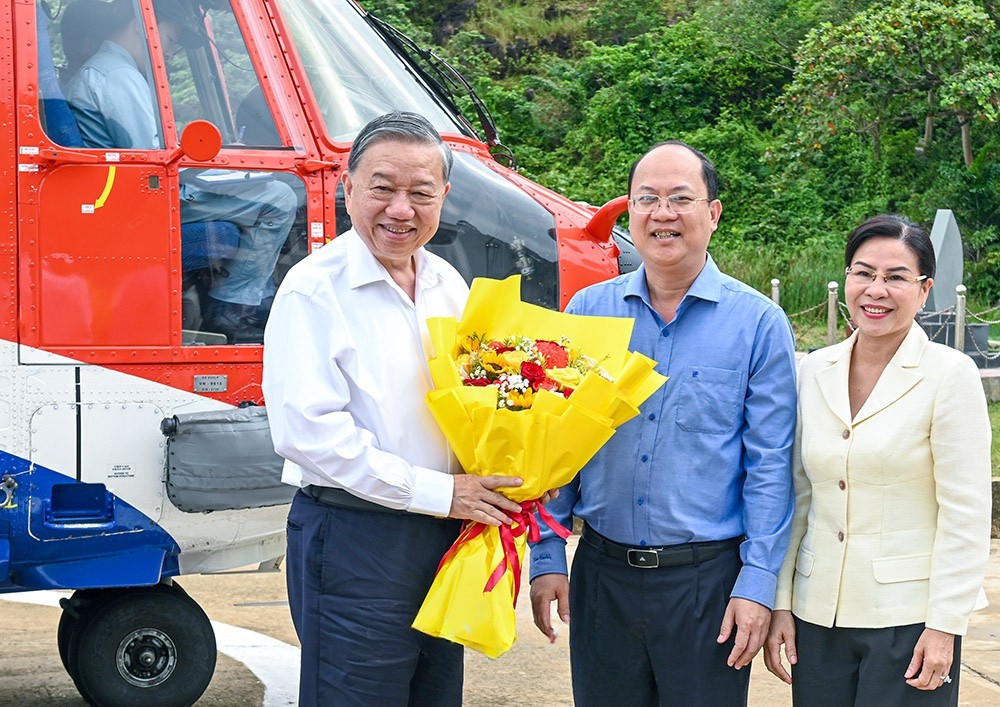 Bí thư Tỉnh uỷ Nguyễn Hồ Hải cùng Phó Chủ tịch Thường trực HĐND tỉnh Lê Thị Nhung tặng hoa chào mừng Tổng Bí thư Tô Lâm về thăm, làm việc với Đảng bộ, dân và quân tỉnh Cà Mau và các lực lượng đứng chân làm nhiệm vụ trên cụm đảo Hòn Khoai.