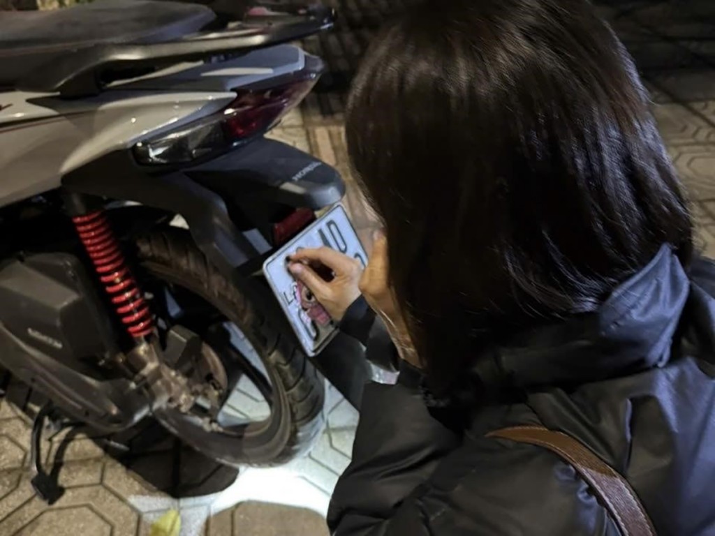 Chị N.T.H dán sticker che biển số bị lực lượng CSGT phát hiện, xử lý