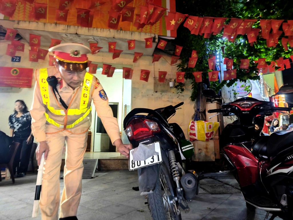 Lực lượng CSGT Hà Nội tuần tra, xử lý hàng trăm trường hợp cố tình che, làm mờ biển số phương tiện