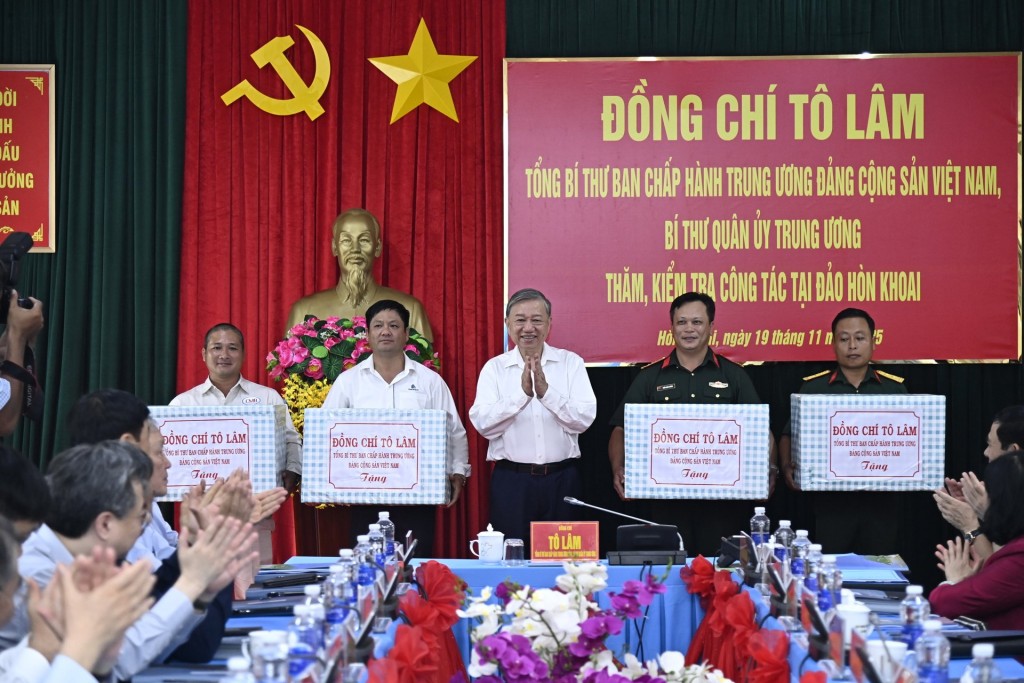 Tổng Bí thư Tô Lâm tặng quà đơn vị thi công 2 dự án trên đảo Hòn Khoai. Ảnh: Thúy An
