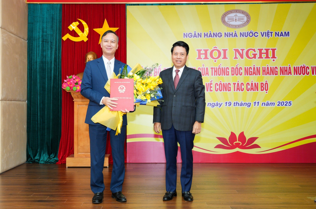 Phó Thống đốc NHNN Phạm Tiến Dũng cho đồng chí Co