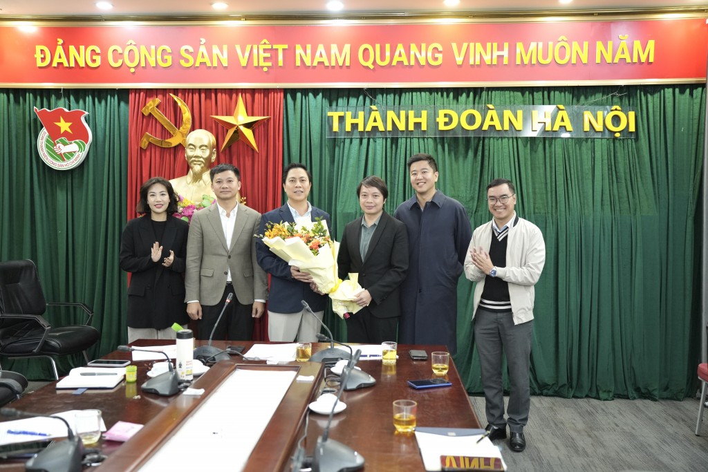Lãnh đạo Trung ương Hội Thầy thuốc Việt Nam, lãnh đạo Thành đoàn Hà Nội tặng hoa chúc mừng tân chủ tịch Hội Thầy thuốc trẻ Hà Nội