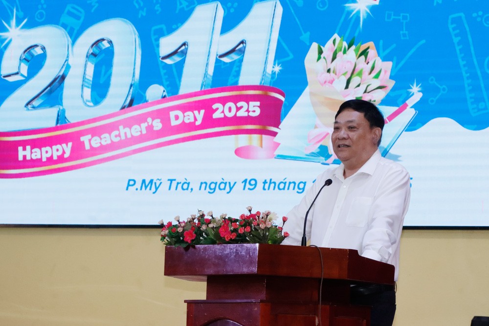 Chủ tịch Ủy ban nhân dân tỉnh Đồng Tháp chúc mừng các thầy, cô giáo