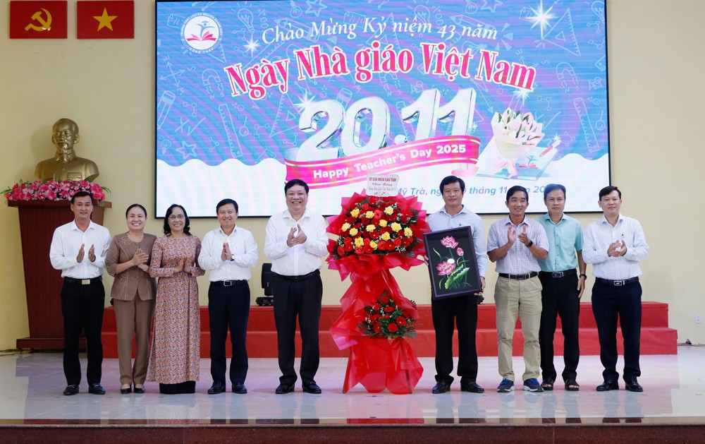 Chủ tịch UBND tỉnh Đồng Tháp Phạm Thành Ngại, lãnh đạo các cơ quan, địa phương chúc mừng Trường Trung học phổ thông chuyên Nguyễn Quang Diêu 