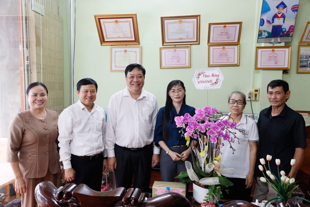 hủ tịch UBND tỉnh Đồng Tháp Phạm Thành Ngại và lãnh đạo Sở Giáo dục và Đào tạo, lãnh đạo phường Mỹ Trà trao hoa chúc mừng, chụp ảnh lưu niệm cùng cô Nguyễn Hoàng Phương Thảo và gia đình