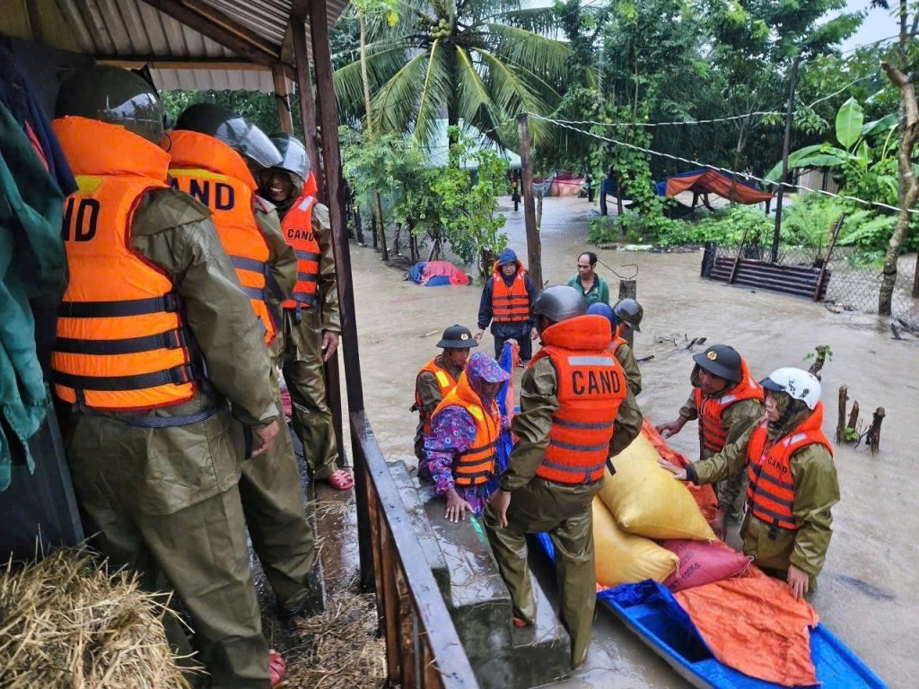 Lực lượng Công an hỗ trợ người dân di chuyển tài sản và đồ đạc đến nơi an toàn (Ảnh: CA)